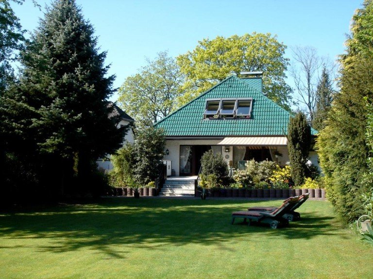 sonniger Garten Hamburg Einfamilienhaus VERKAUFT! WALMDACHHAUS/KAMIN/WHIRLPOOL in kinderfreundlicher Wohnstra�e