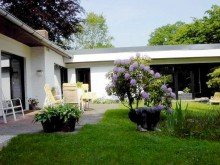 Ansicht vom Garten VERKAUFT! Winkelbungalow mit Schwimmbad